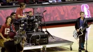 ШКОЛЬНАЯ РОК ГРУППА ВЫСТУПАЕТ ПЕРЕД МАТЧЕМ ► Калифорния, Группа Поддержки