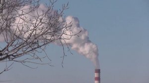 Трубы дымят. Дым из труб  ТЭЦ Новосибирск.