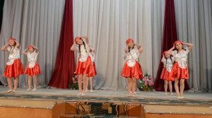 Танец Красных шапочек. Танцевальное объединение "Лучики".