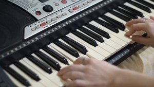 Раз морозною зимой. Играем на синтезаторе.