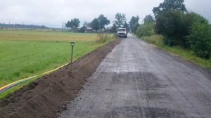 Мини экскаватор-погрузчик VENIERI VF 1.33B - устройство траншеи под укладку кабелей.