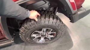 Владелец Сузуки Джимни сел в Джип Вранглер.