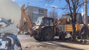 Трактор ломает асфальт