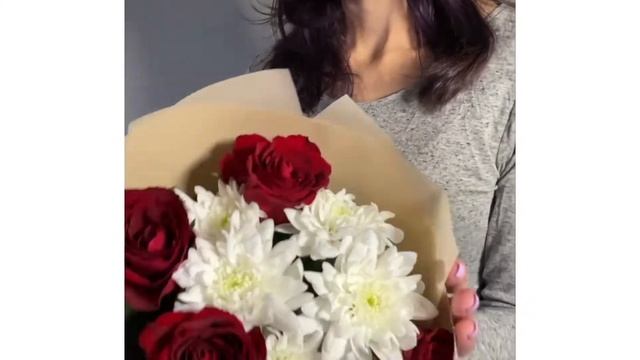 Букет из красных роз и кустовых хризантем - S смотреть онлайн