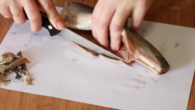Как быстро очистить селедку от костей