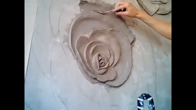 Барельеф на стене "Розы"