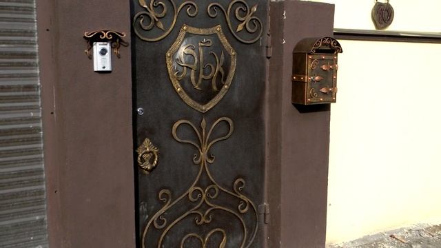 Красивая металлическая калитка с домофоном с почтовым яшиком, кованый декор, украшение калитки