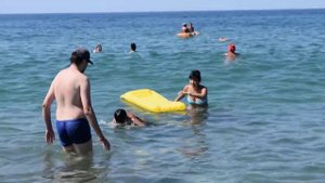 В море на матрасе