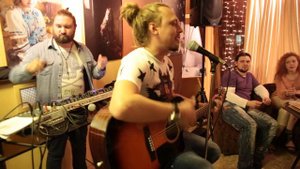 Димосс Саранча в кафе