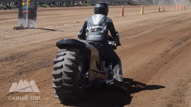 Гонки мощных мотоциклов в грязи.