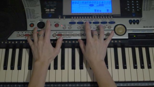 урок 14: как научиться играть 2 руками на синтезаторе или пианино смотреть онлайн