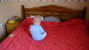 Как научить малыша слезать с дивана?