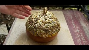 Крышка для миски из листьев ириса.