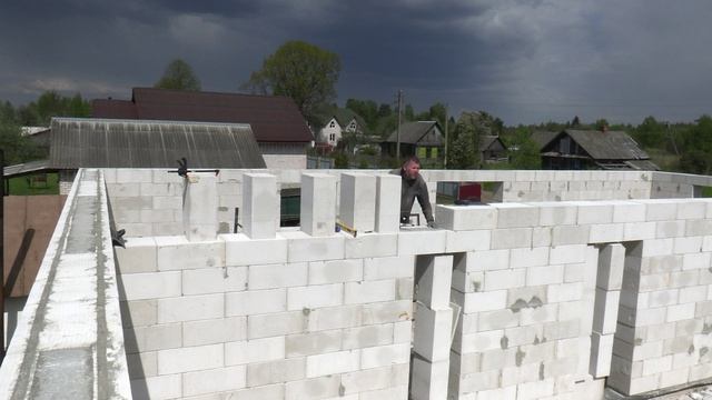 Последние 6 блоков центральной стены. Вопрос по потолочным балкам, нужна подложка или хватит штроб? смотреть онлайн