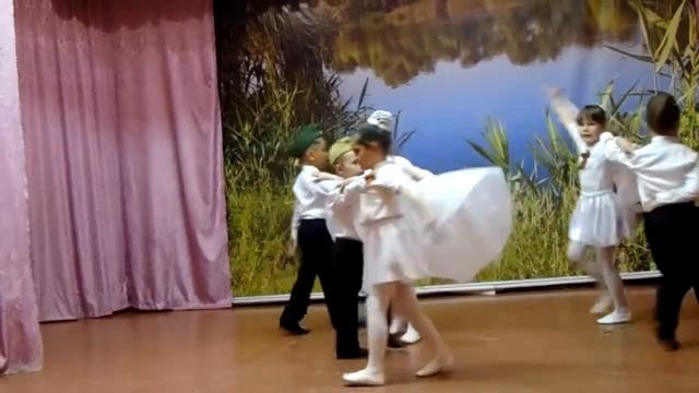 танец ЖУРАВЛИ ко Дню Победы. Замирает сердце...