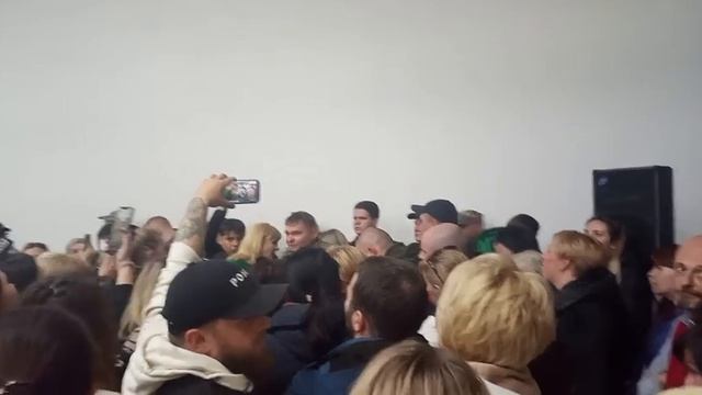 [ Альбом ]
Место действия - Кривой Рог. Семьи военнослужащих продолжают штурмовать управление соедин