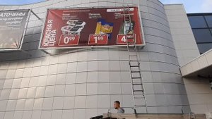 Монтаж баннера 3×6 на шнуровке