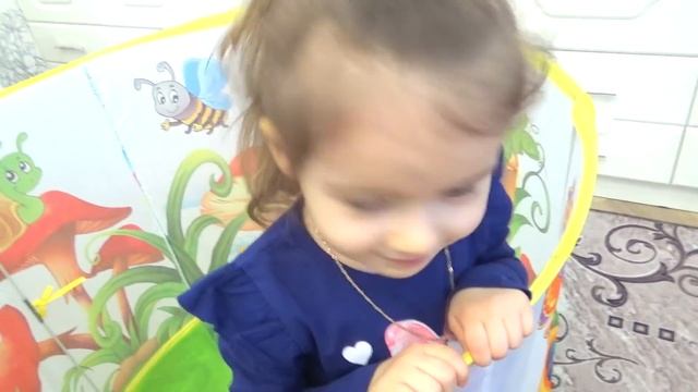 Настя строит домик для друзей смотреть онлайн