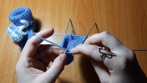 Бесшовные пинетки спицами (0-6 месяцев) МК Пинетки/шнур/помпон своими руками легко и просто