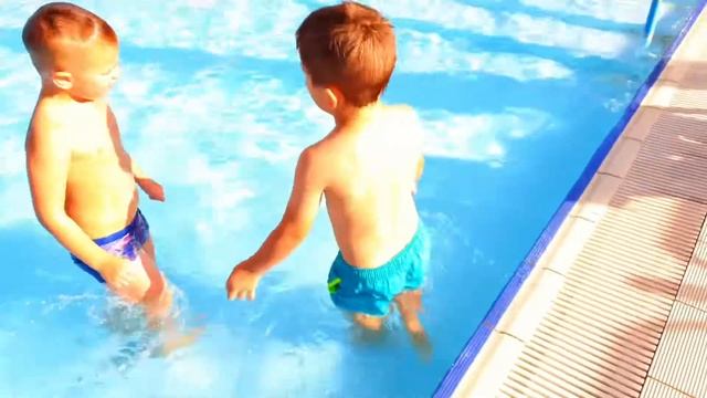 Дети купаются на бассейне/Лето/ смотреть онлайн