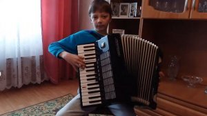 Играю на аккардеоне. Голубой вагон, из мультфильма Старуха Шапокляк.
