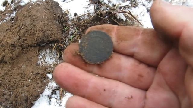 Поиск монет.Коп у лесной реки.