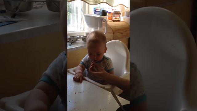 Ребенок. 8 месяцев. Кушает печенье. смотреть онлайн