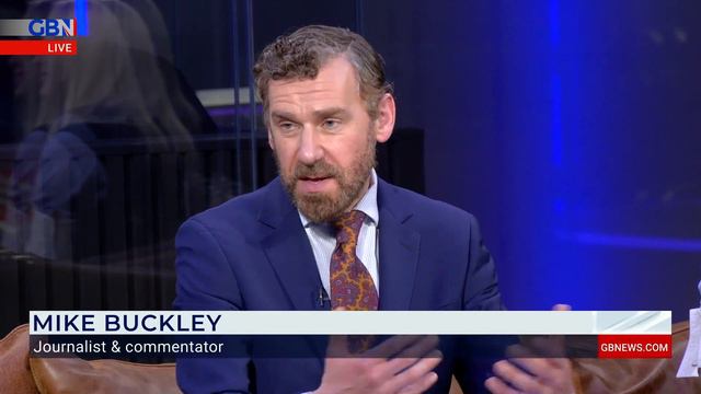 WATCH Michael Bublé serenade Harry & Meghan with personalised song | 'It's just so SYCOPHANTIC!' смотреть онлайн