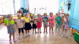 Музыкальная игра в младшей группе "Есть в лесу из брёвен дом"