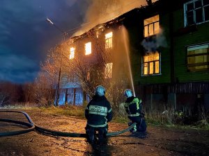 Возгорание нежилого двухэтажного здания по адресу: г. Мурманск, ул. Колхозная, д. 7.