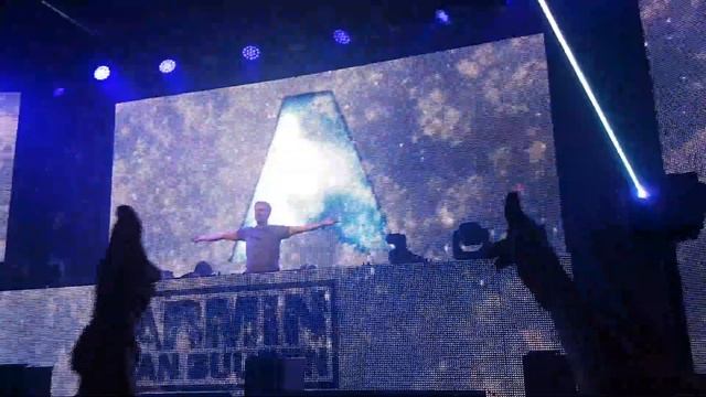 Armin Van Buuren - Sunny Days ( Christmas Day) смотреть онлайн