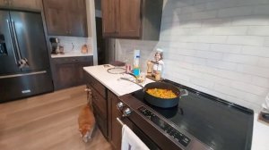 Муж американец готовит ужин