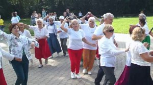 Лучший фитнес танец для бабушек и дедушек.Танцуют все...