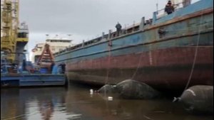 Пневматические ролик-мешки производства ООО «НПП «Сибрезинотехника».  Подъем судна «ВОЛГО-ДОН»