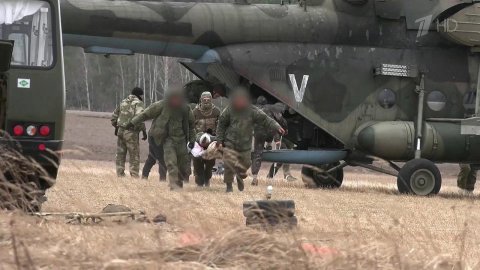 Российские медики проводят сложнейшие операции в военно-полевом госпитале на Киевском направлении