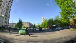 Чуть не сбила девочку на переходе