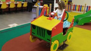 Девочка Алина развлекается в игровой комнате на канале Alina hit