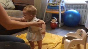 Приучаем маленькую Евочку к горшку.