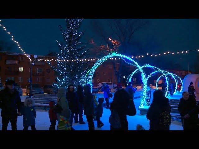 Новогодний бийск. Бийск новогодний. Новогодние городки Бийск. Новогодние горки в Бийске. Новогодний Бийск 2020.