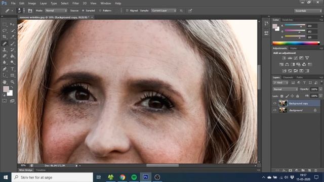 How To Remove Wrinkles For A Natural Look In Adobe Photoshop CS6 смотреть онлайн