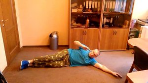 Как накачать пресс и кор. Подъем ноги лежа на боку.