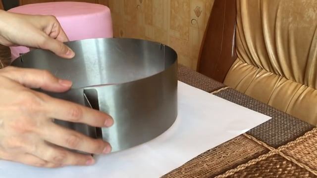 Оформление боков торта ромбами. Делаем бант.
