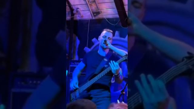 Неожиданно сунул микрофон 😂НЕ СЫН КИПЕЛОВА #life #концерт #маврин #voice #bass