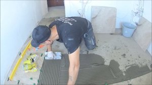 Ремонт пола на кухне прихожей и в ванной. Укладка керамогранита на пол ГРАНИТЕЯ 60/60