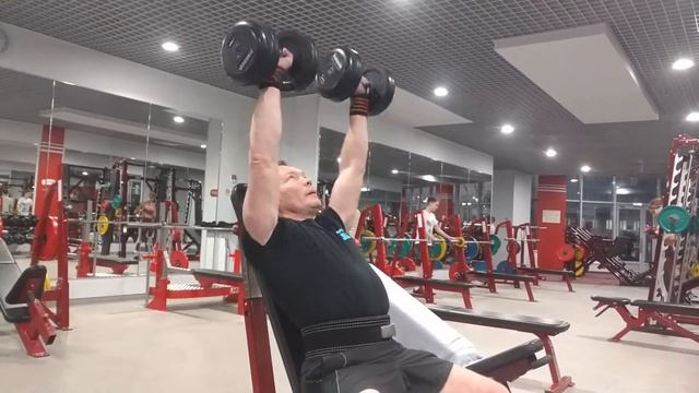 Жим гантелей сидя 20 на 12 смотреть онлайн