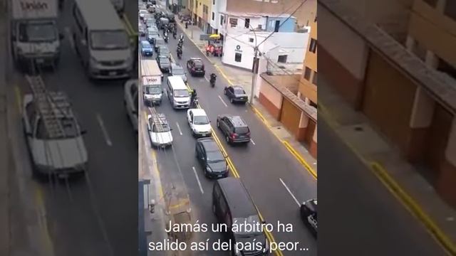 JULIO BASCUÑÁN SALIENDO HACIA EL AEROPUERTO CON REGUARDO POLICIAL DESPUÉS DE SU MAL ARBITRAJE.