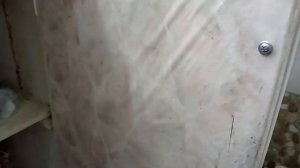 Отделка "холодильника" под окном пластиком.