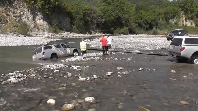 Nissan Patrol & Mitsubishi L200, в горах, с трудом вытащили.