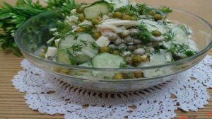 Салат из огурцов, зелёного горошка и яиц