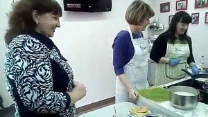 Учимся переворачивать блины в Масленицу